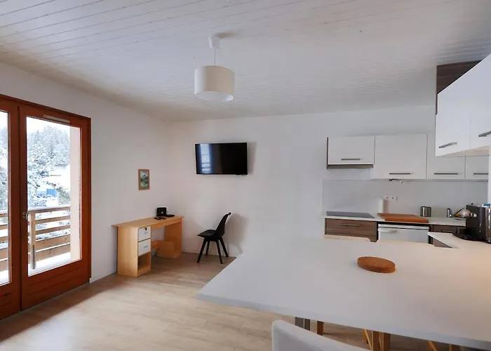 Hosted By Valentin Апартаменты